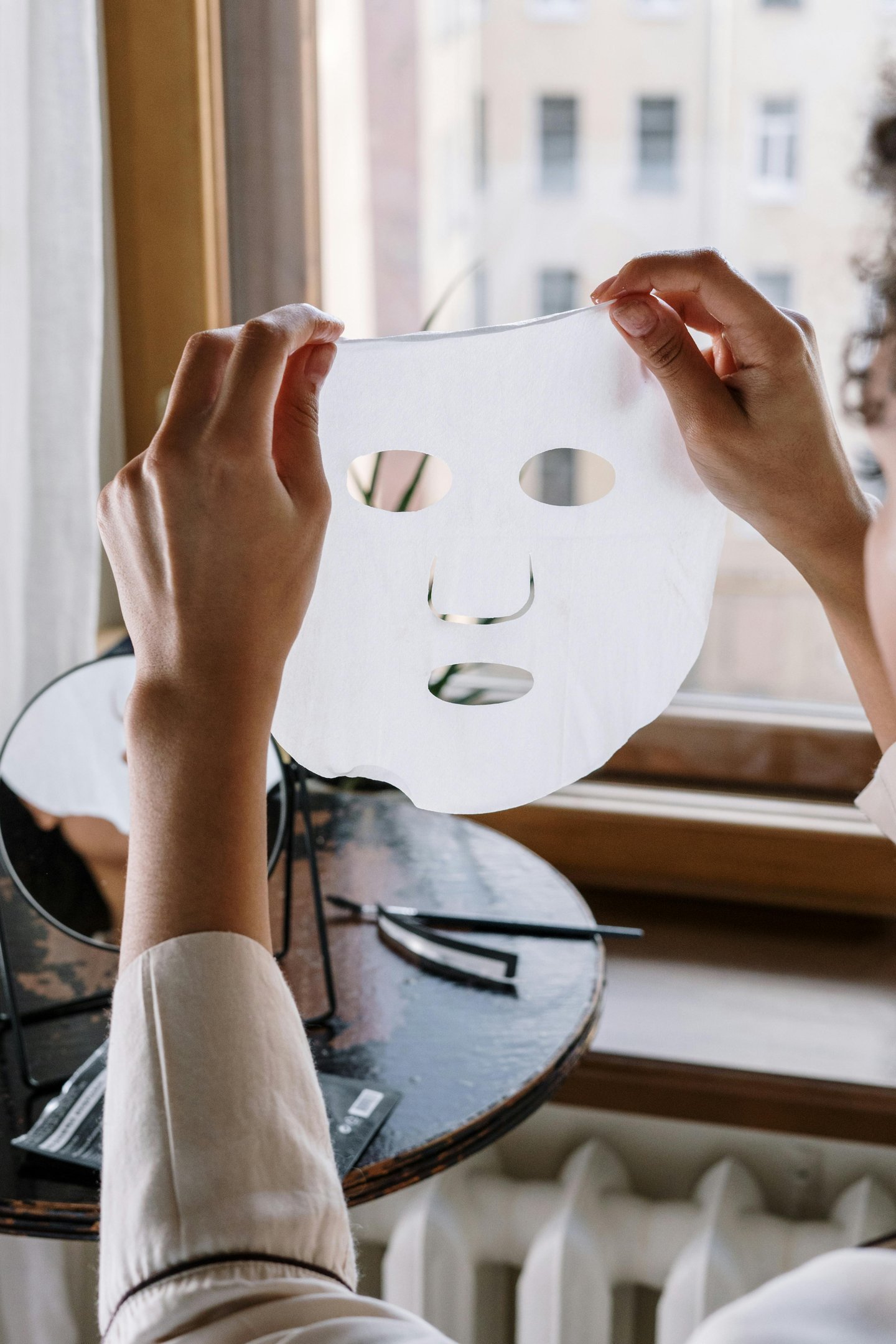 Hands holding a white paper mask - Photo by cottonbro studio